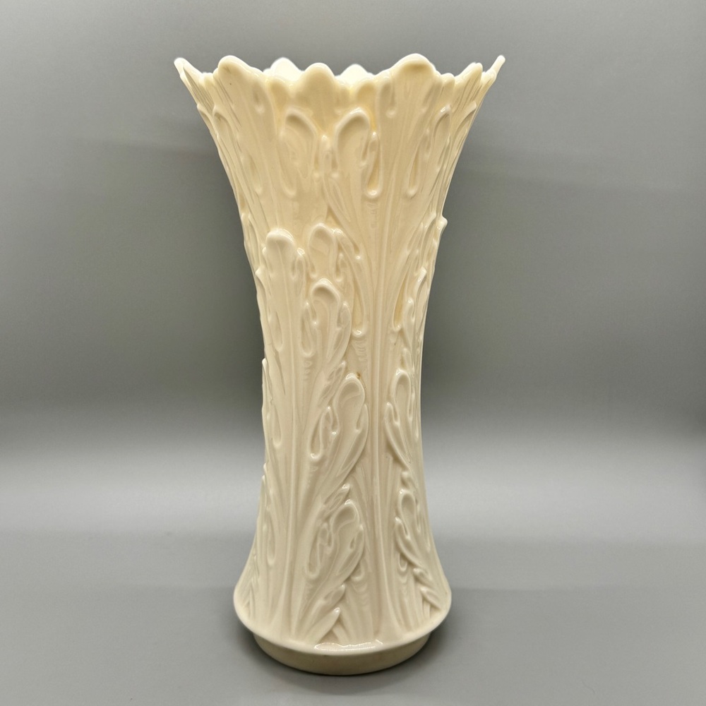 EUC Vintage Lenox Ivory Porcelain Woodland Collection Bark Vase, 8.5 inches tall